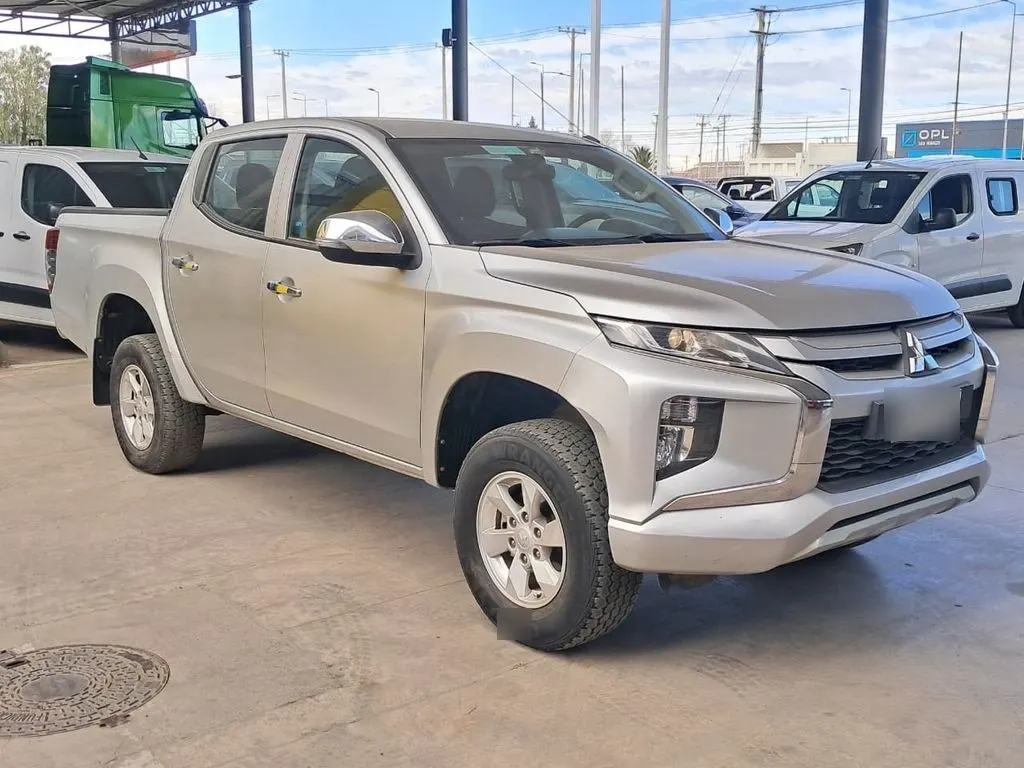 Mitsubishi L200 Katana Cr 2.4 4x2 Mt año 2020