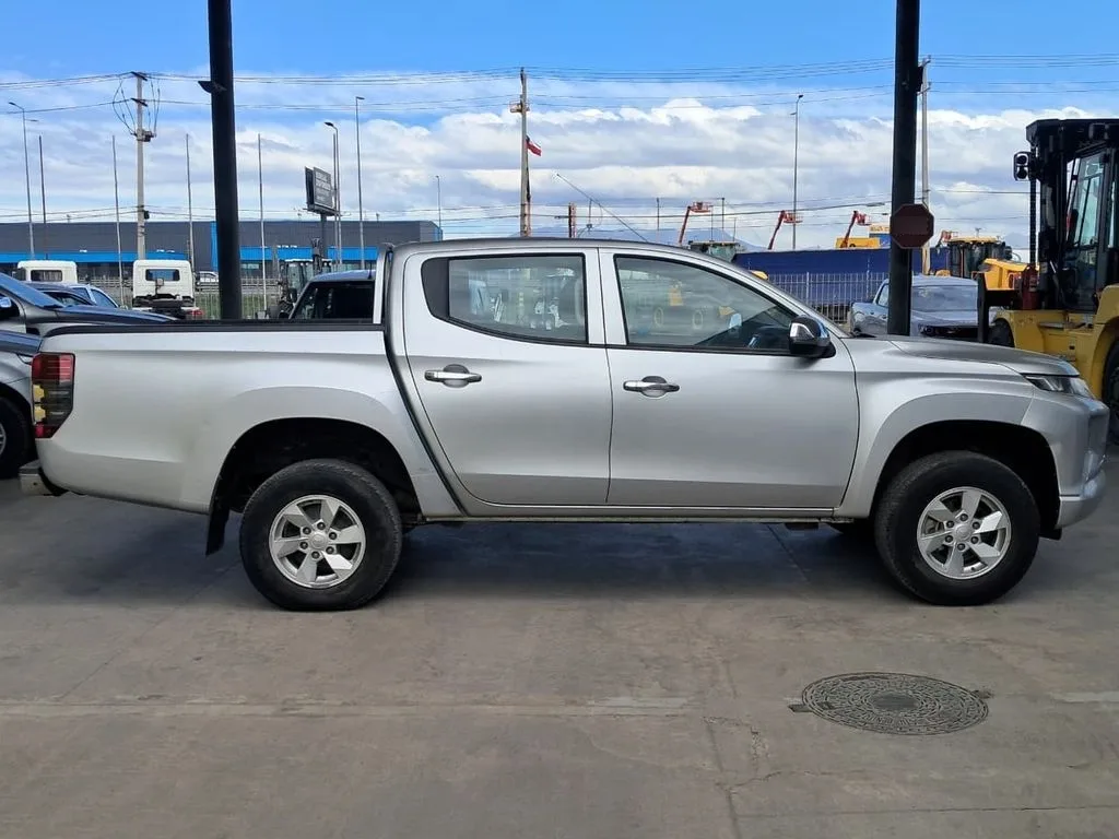 Mitsubishi L200 Katana Cr 2.4 4x2 Mt año 2020
