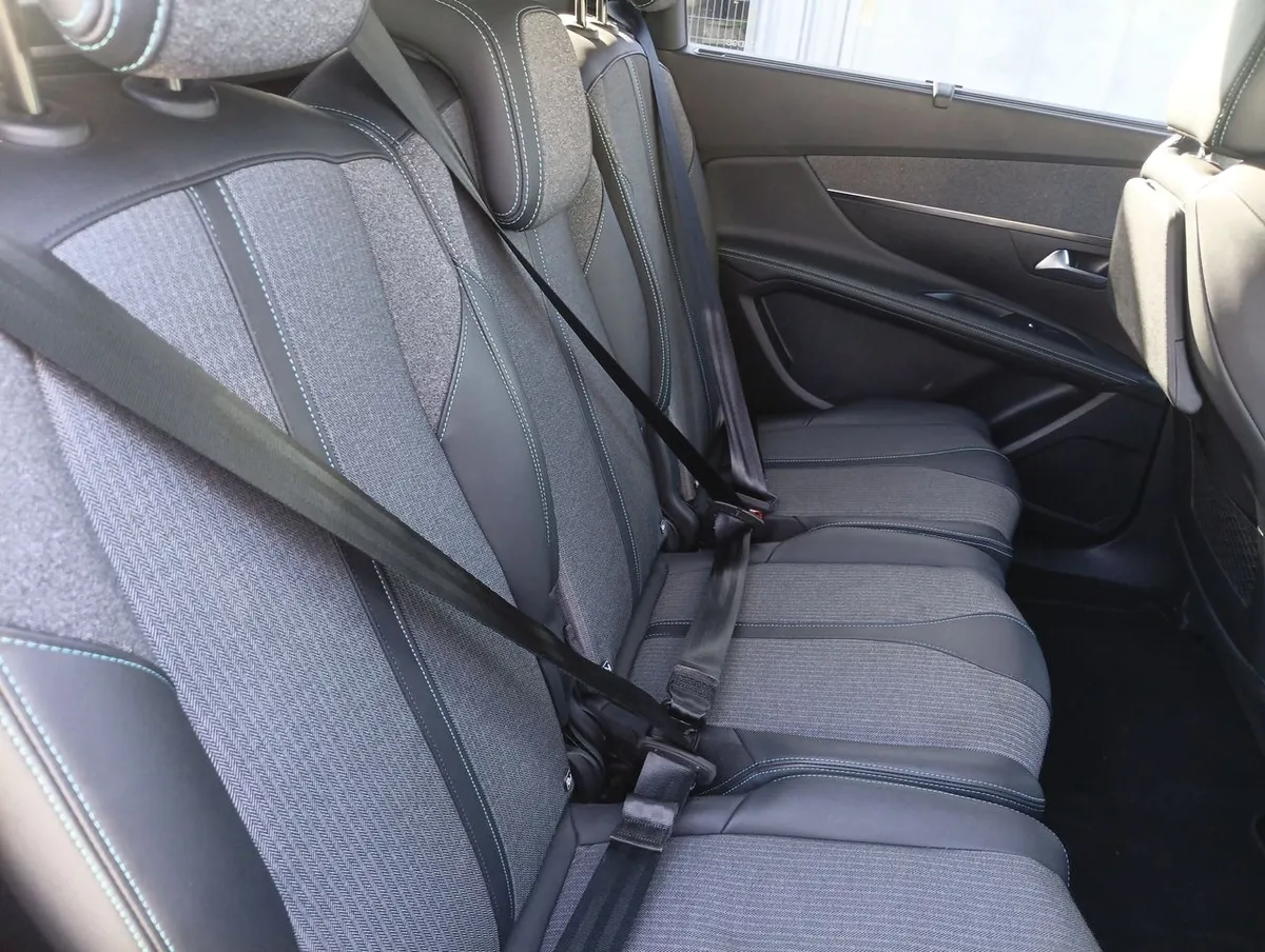 Peugeot 5008 1.5 Allure Pack Bluehdi 130 4x2 Eat8 5p año 2024