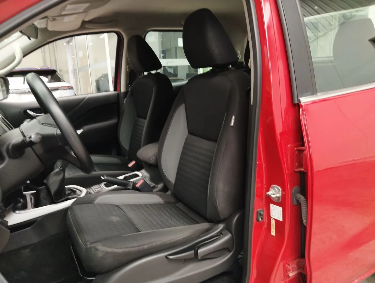 Nissan Navara 2.3d Xe Diesel 4x2 Dob.cab. Mt 4p año 2024