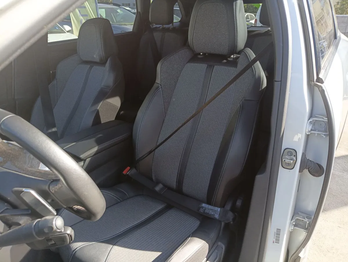 Peugeot 5008 1.5 Allure Pack Bluehdi 130 4x2 Eat8 5p año 2024
