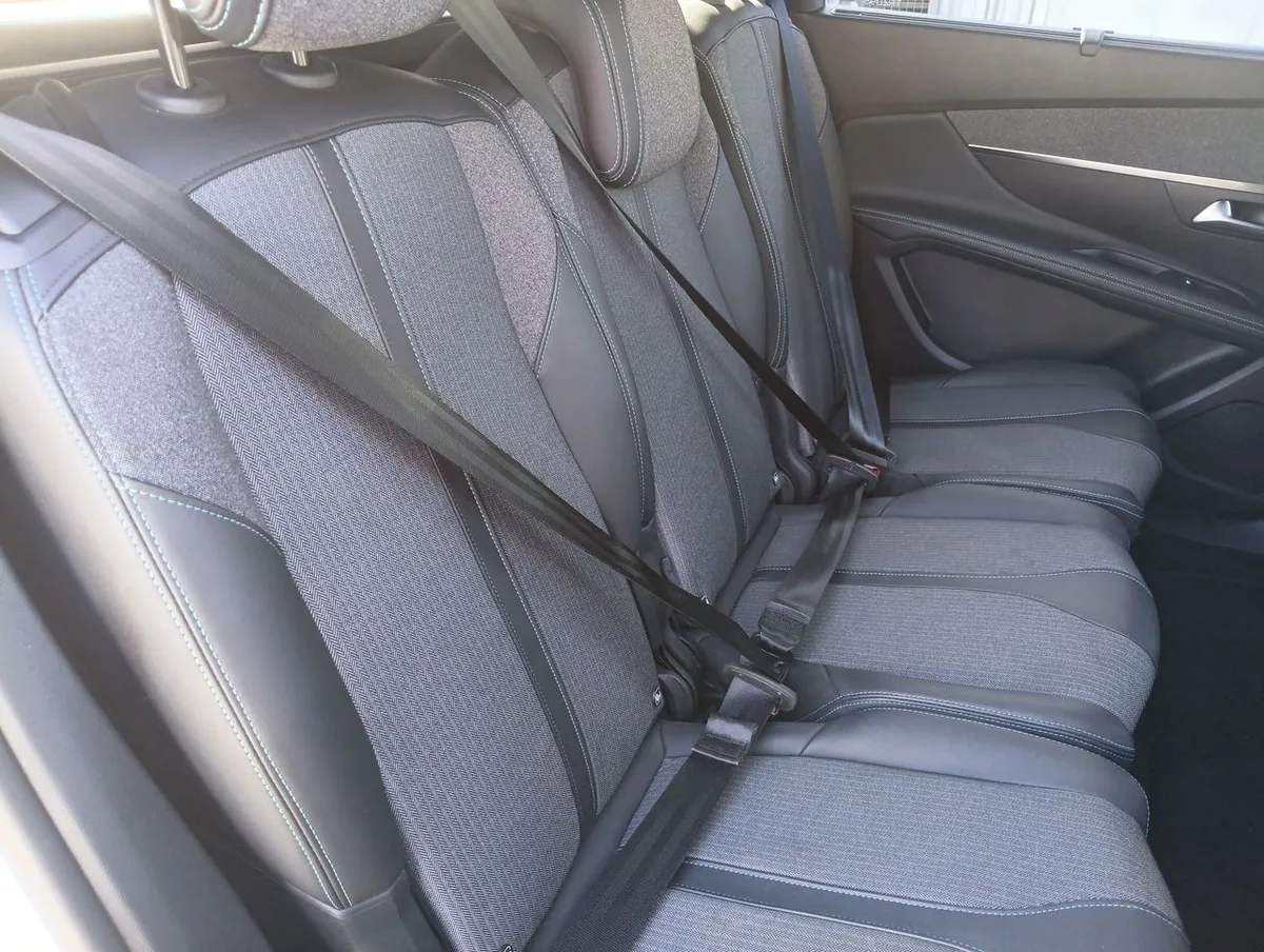 Peugeot 5008 1.5 Allure Pack Bluehdi 130 4x2 Eat8 5p año 2024