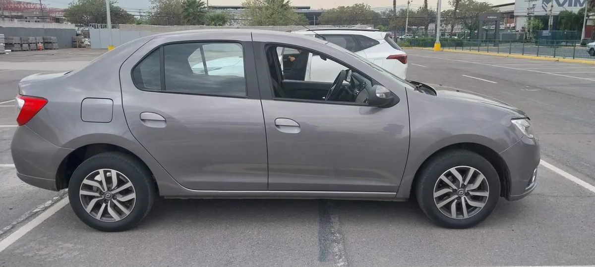 Renault Symbol 1.6 Intens Tech 4x2 Mt 4p año 2021