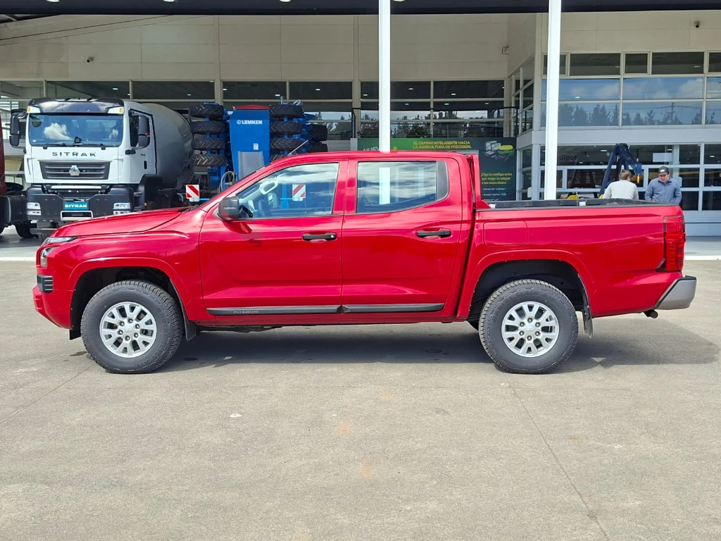 Mitsubishi L200 Katana D/c 2.4 Tdi Mt Xrt 4x4 año 2024