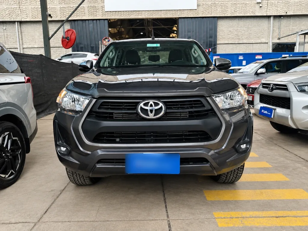 Toyota Hilux 2.4 Sr Diesel 4x2 Dob. Cab. Mt 4p año 2024