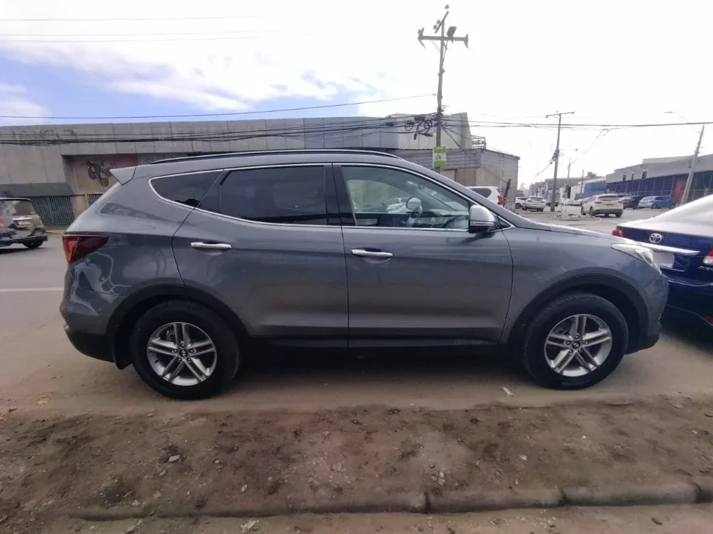 Hyundai Santa Fe 2.4 4x2 Mt 5p año 2017