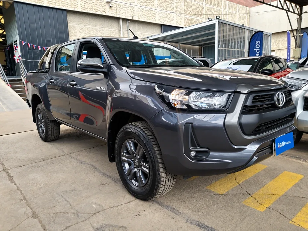 Toyota Hilux 2.4 Sr Diesel 4x2 Dob. Cab. Mt 4p año 2024