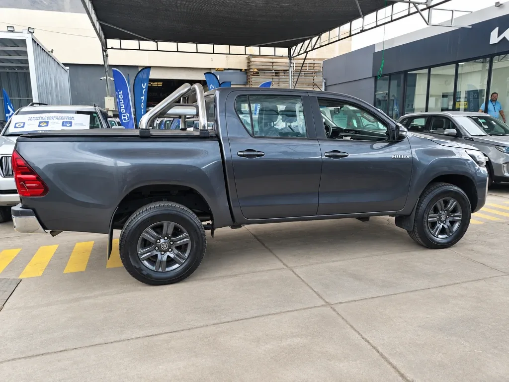 Toyota Hilux 2.4 Sr Diesel 4x2 Dob. Cab. Mt 4p año 2024