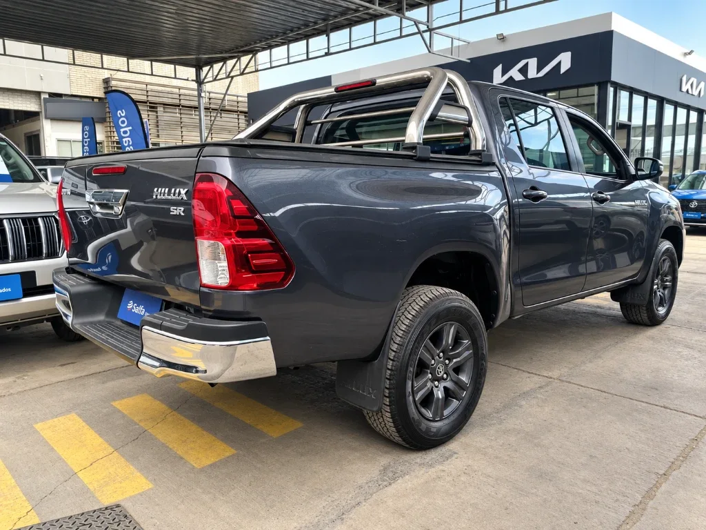 Toyota Hilux 2.4 Sr Diesel 4x2 Dob. Cab. Mt 4p año 2024