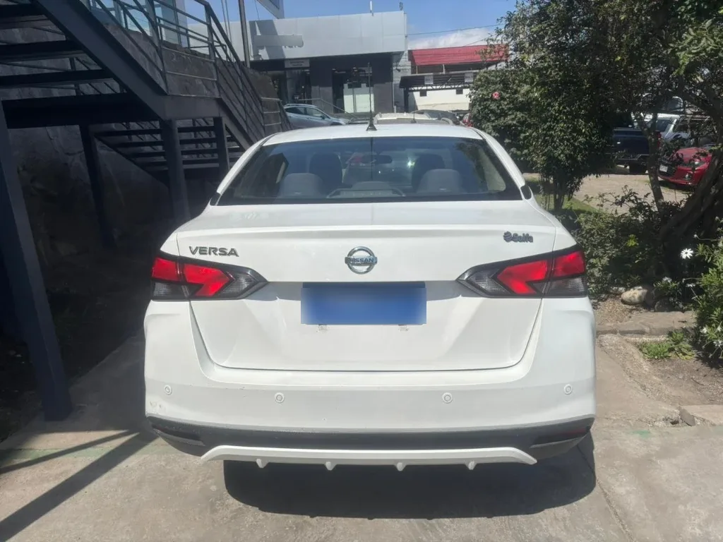 Nissan Versa 1.6 Sense 4x2 Mt 4p año 2023