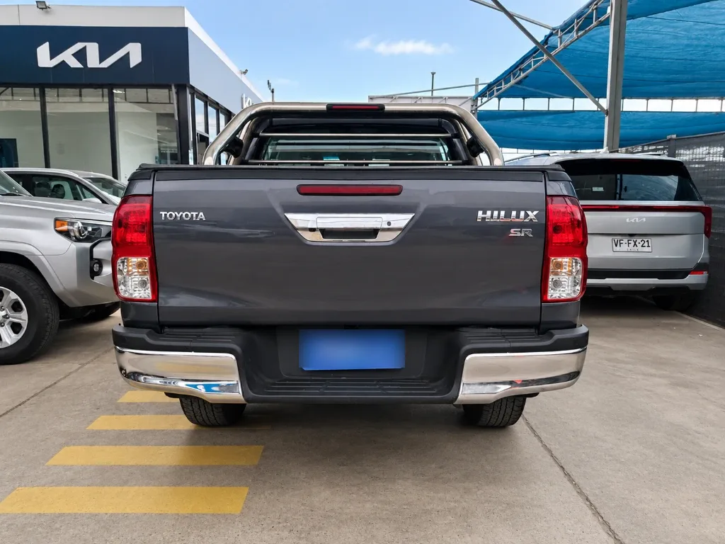 Toyota Hilux 2.4 Sr Diesel 4x2 Dob. Cab. Mt 4p año 2024