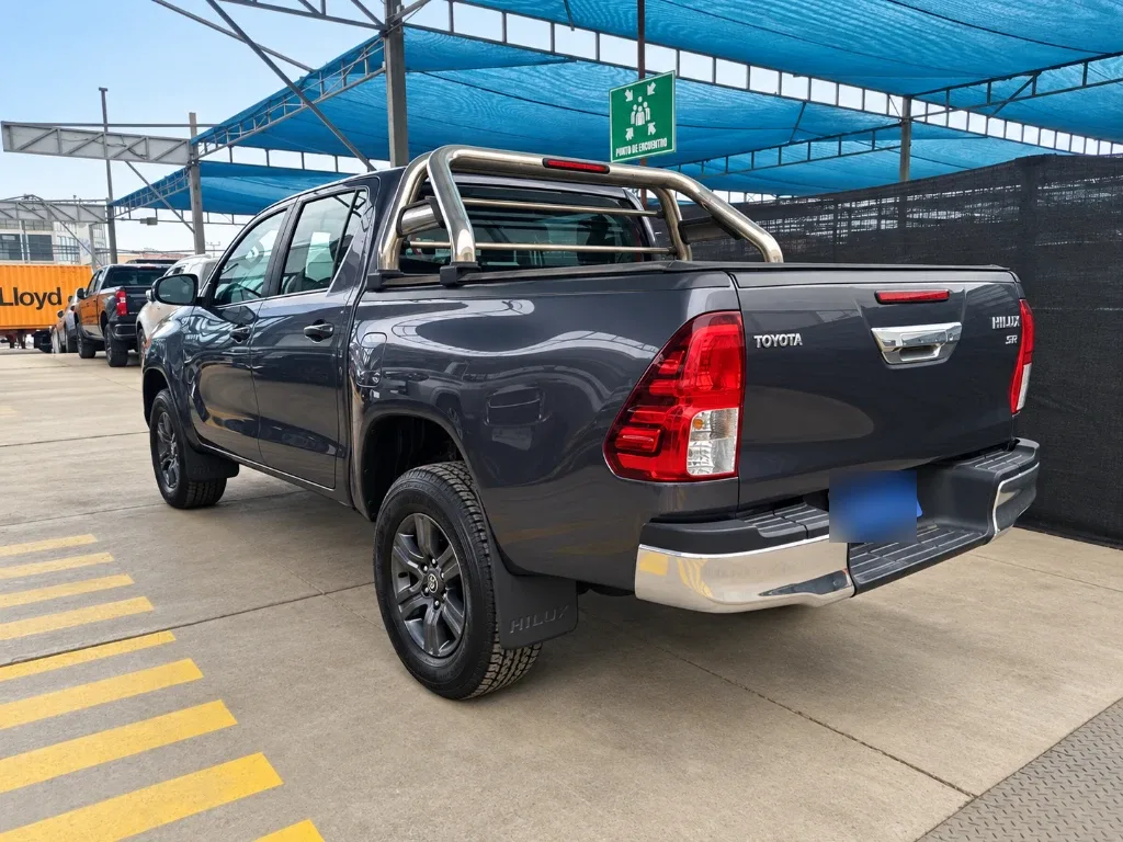 Toyota Hilux 2.4 Sr Diesel 4x2 Dob. Cab. Mt 4p año 2024