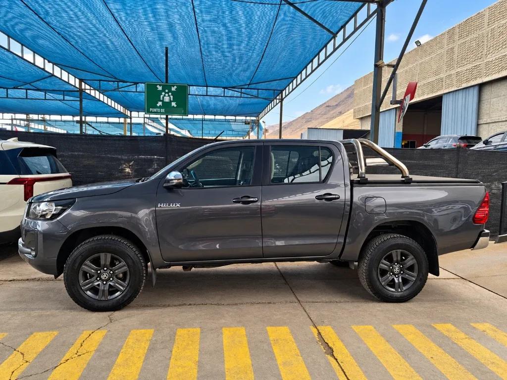 Toyota Hilux 2.4 Sr Diesel 4x2 Dob. Cab. Mt 4p año 2024