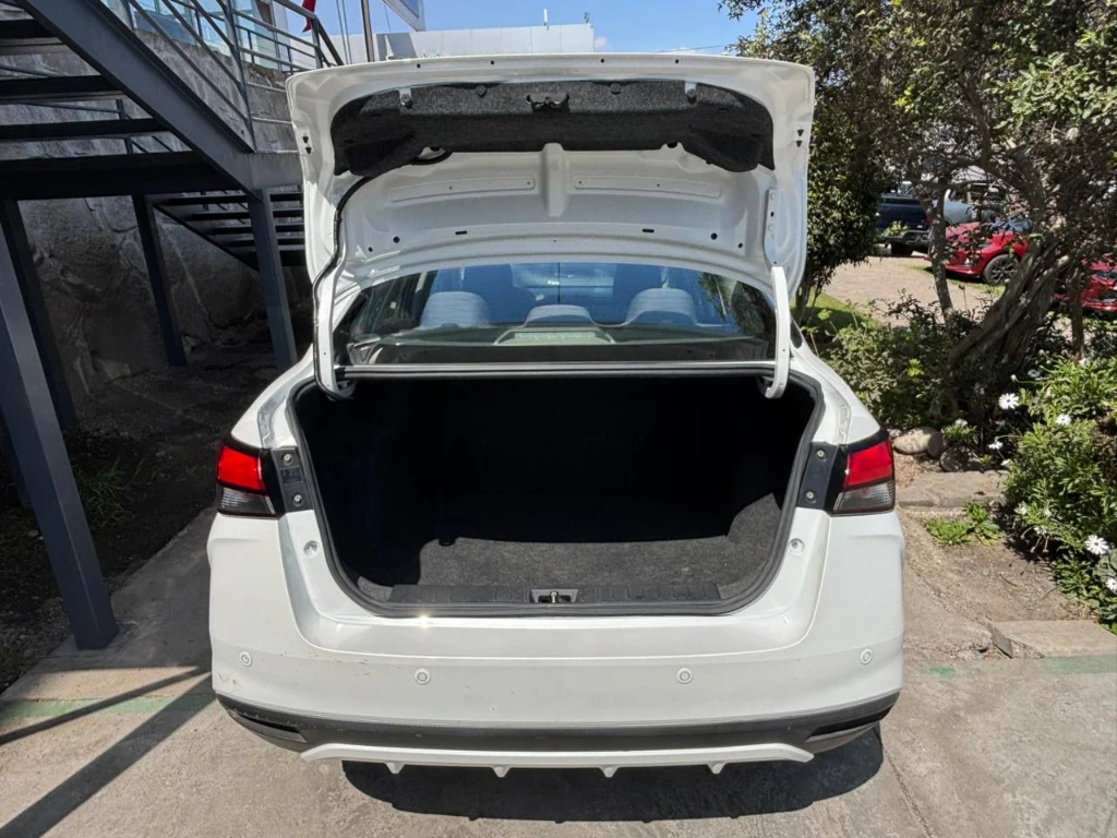 Nissan Versa 1.6 Sense 4x2 Mt 4p año 2023