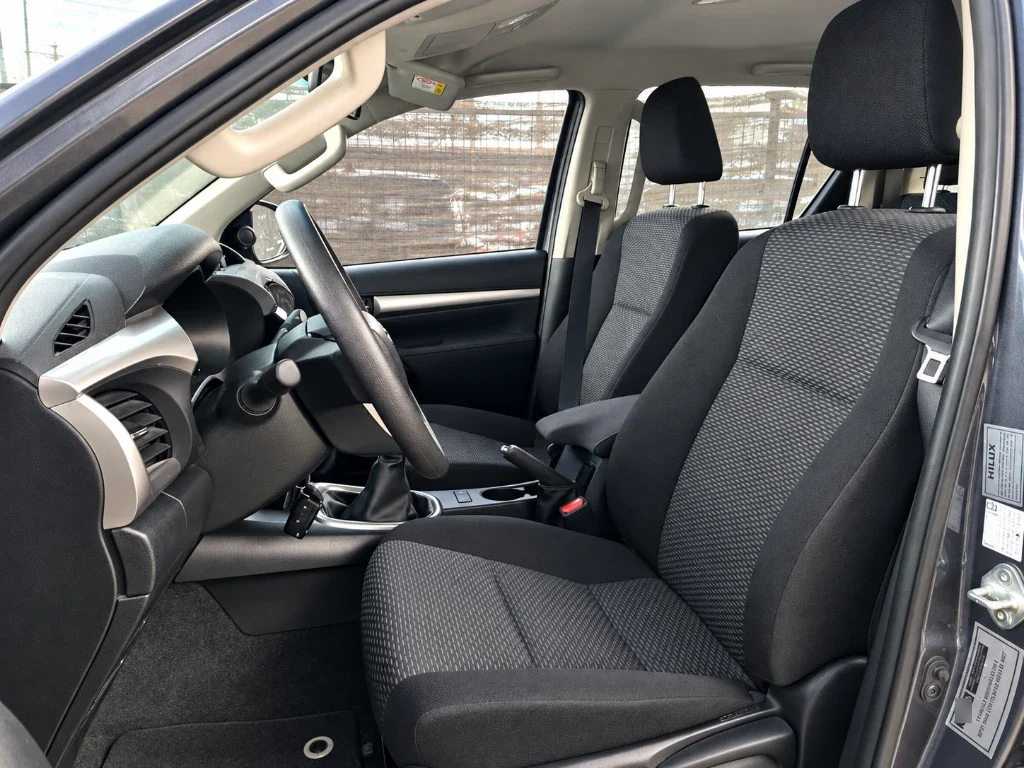 Toyota Hilux 2.4 Sr Diesel 4x2 Dob. Cab. Mt 4p año 2024