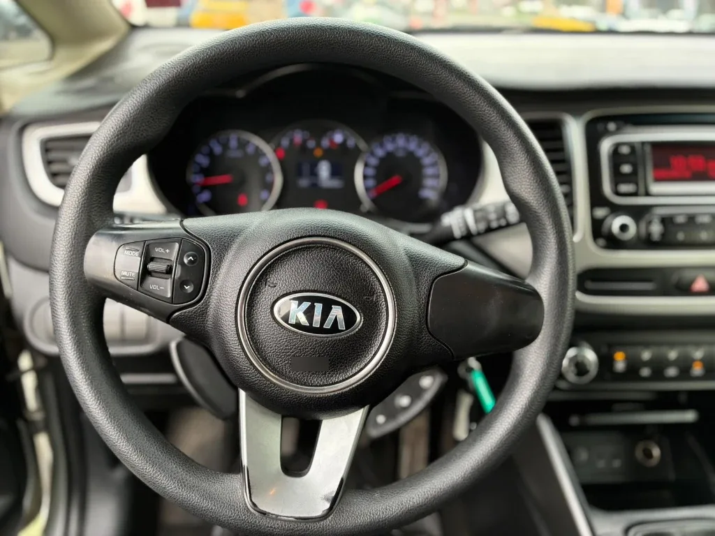 Kia Carens 2.0 Ex Dab Abs Ac Mt año 2015
