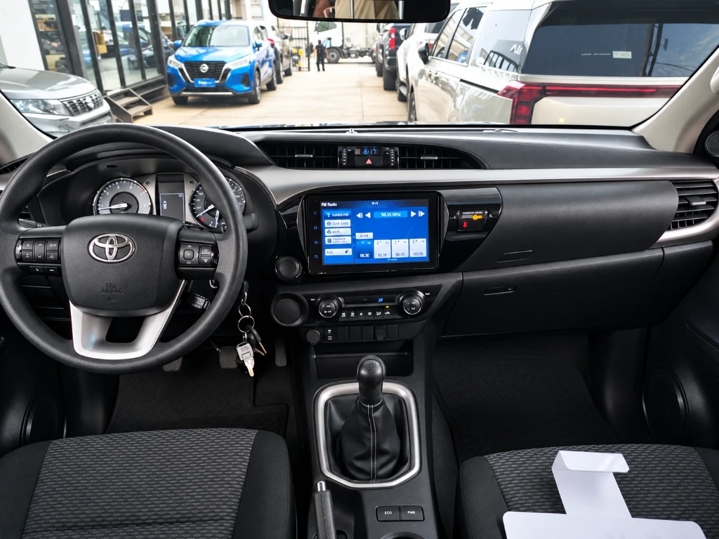 Toyota Hilux 2.4 Sr Diesel 4x2 Dob. Cab. Mt 4p año 2024