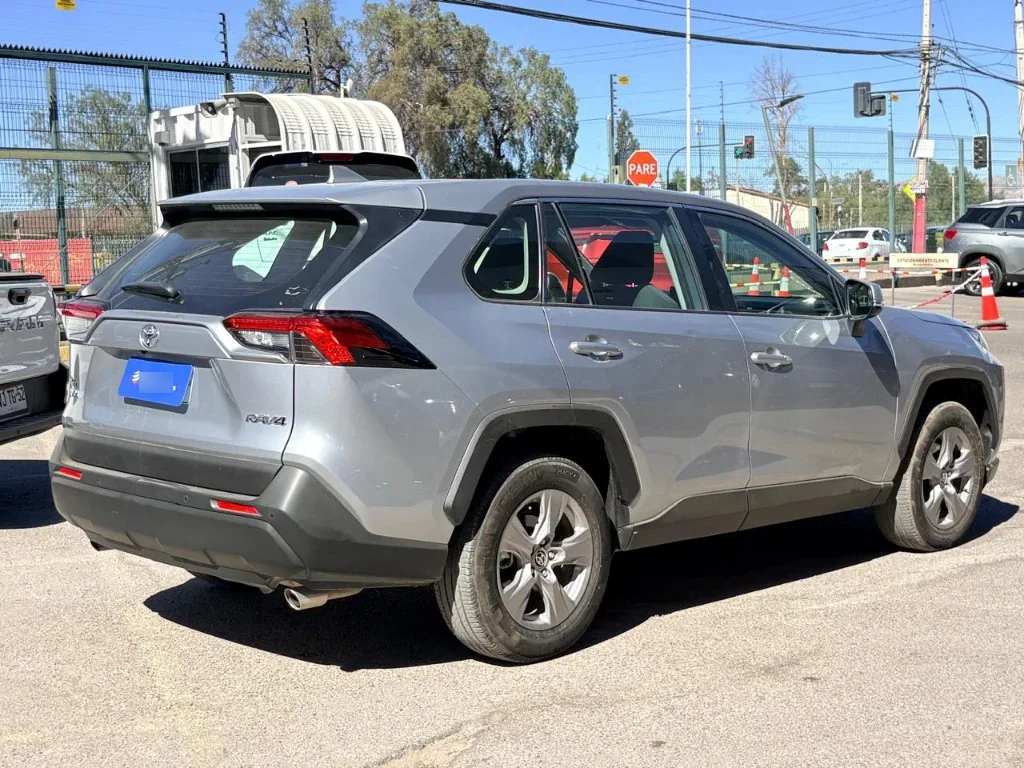 Toyota Rav4 2.0 Le 4x2 Cvt At 5p año 2023