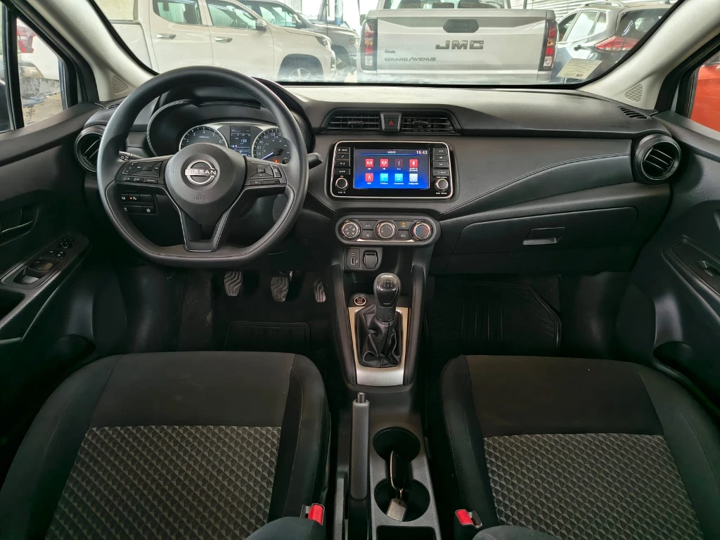 Nissan Versa 1.6 Sense 4x2 Mt 4p año 2025