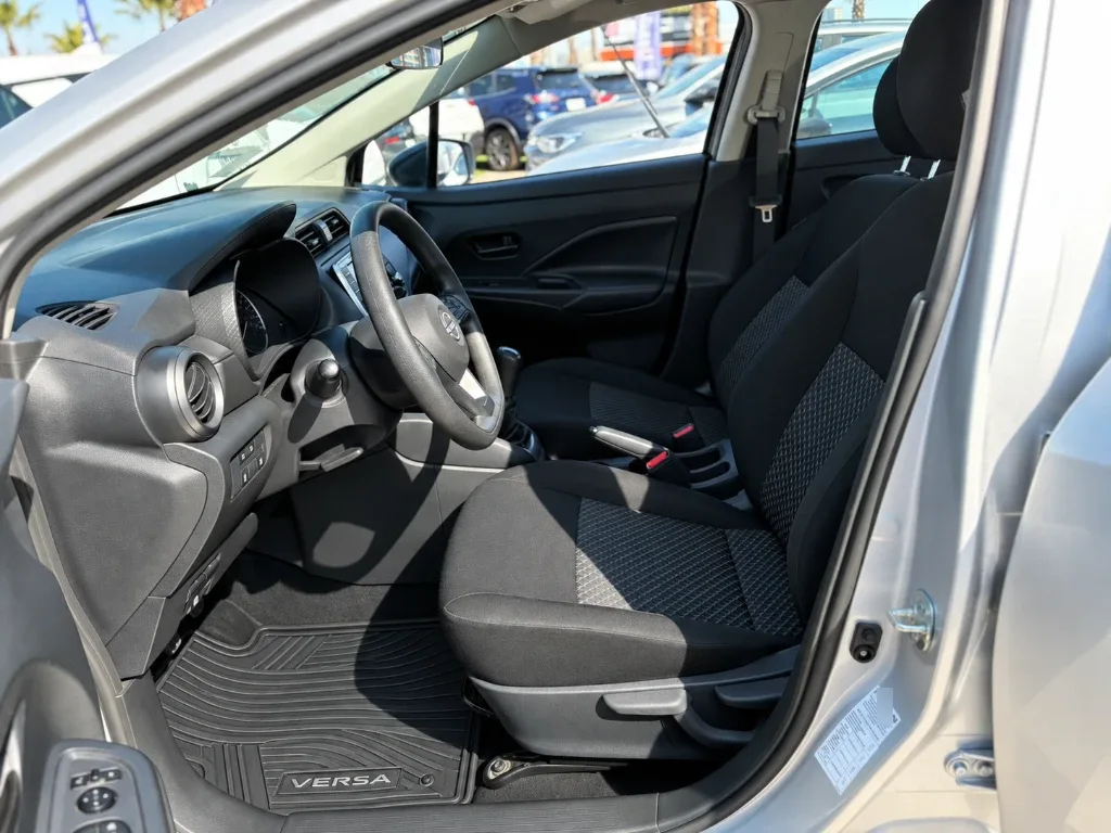 Nissan Versa 1.6 Sense 4x2 Mt 4p año 2025