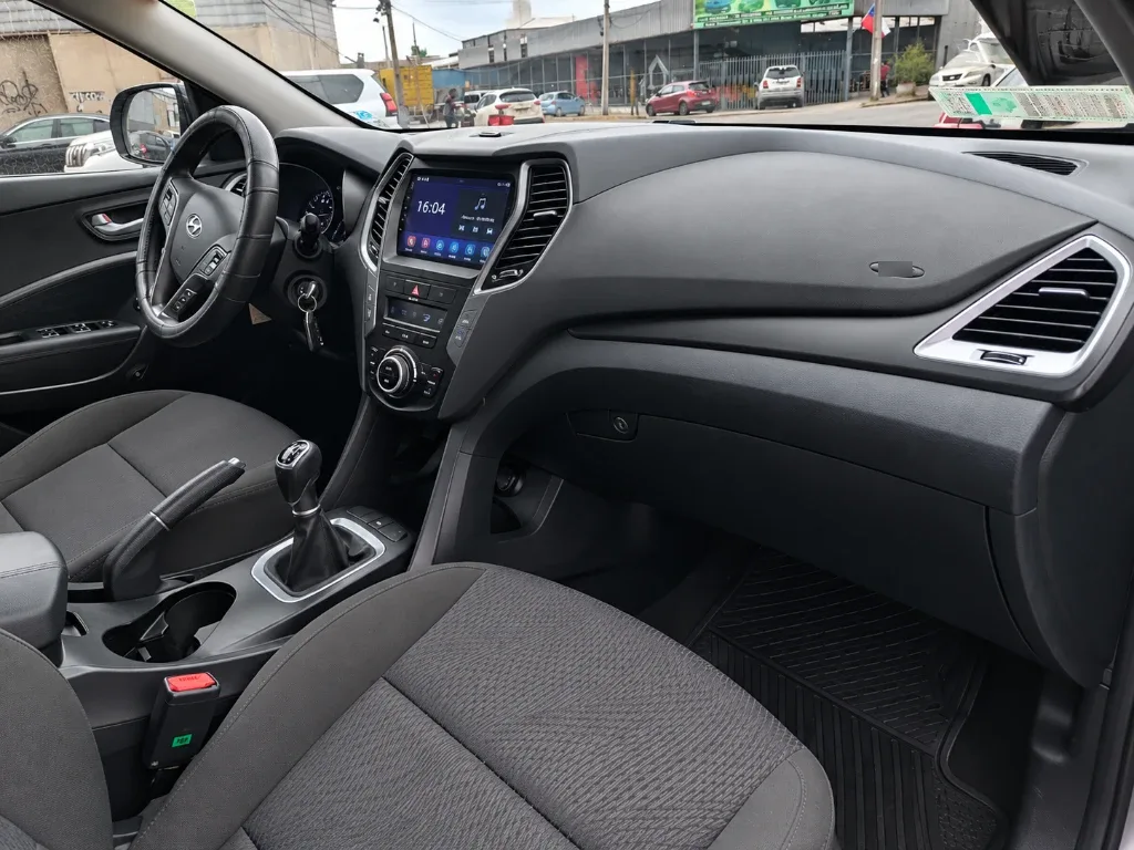 Hyundai Santa Fe 2.4 4x2 Mt 5p año 2017
