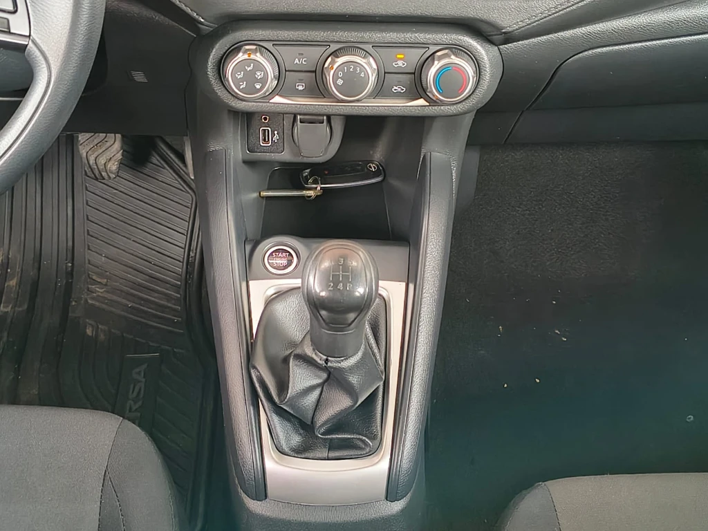 Nissan Versa 1.6 Sense 4x2 Mt 4p año 2025