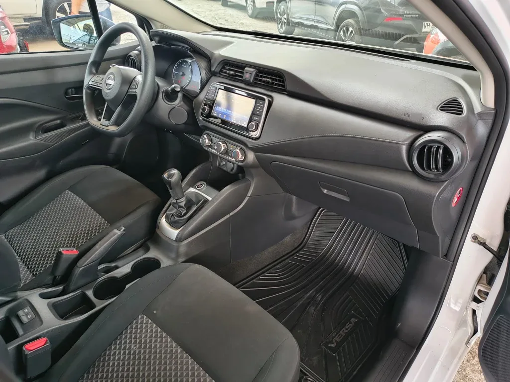 Nissan Versa 1.6 Sense 4x2 Mt 4p año 2025