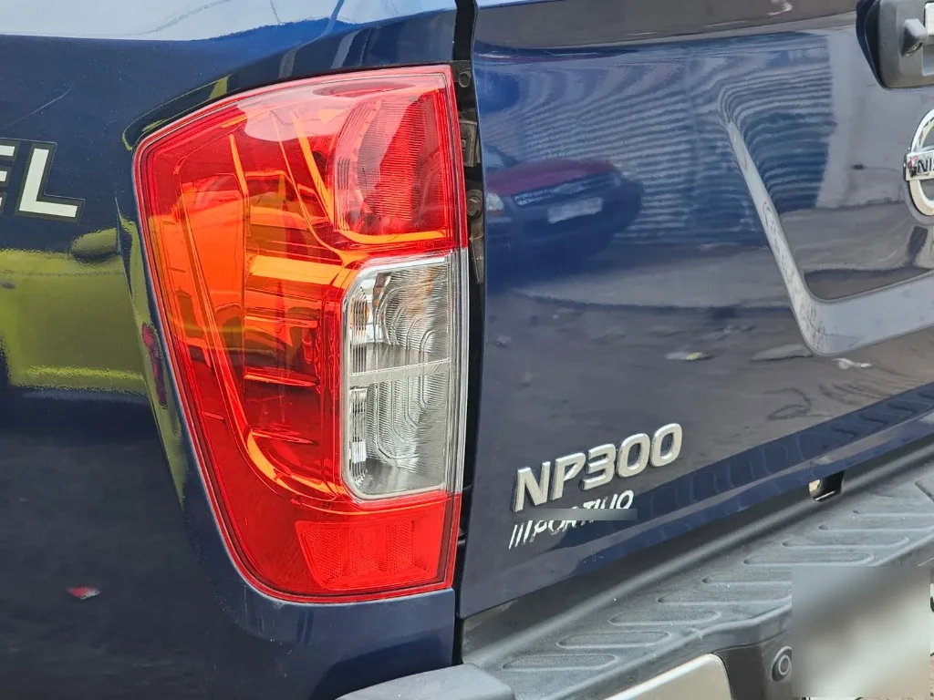 Nissan Np300 2.3 Le Diesel 4wd Dob.cab. At 4p año 2018