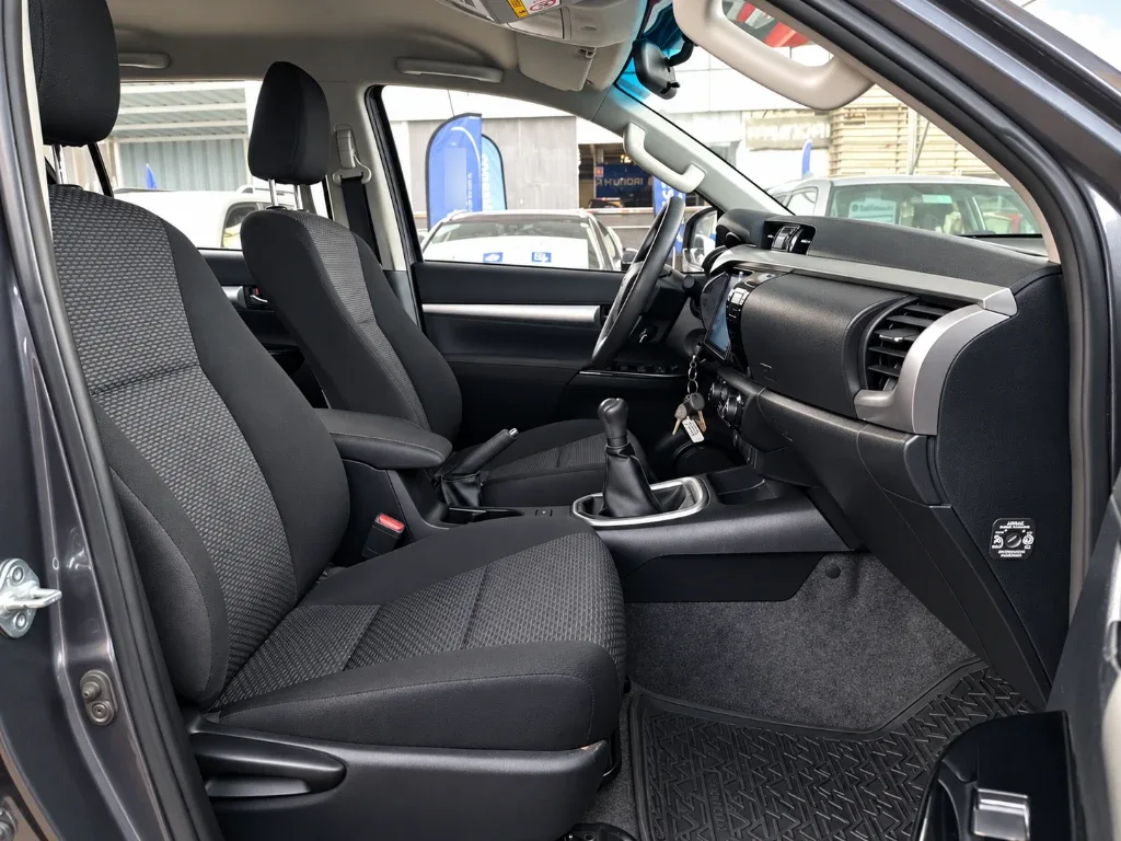 Toyota Hilux 2.4 Sr Diesel 4x2 Dob. Cab. Mt 4p año 2024