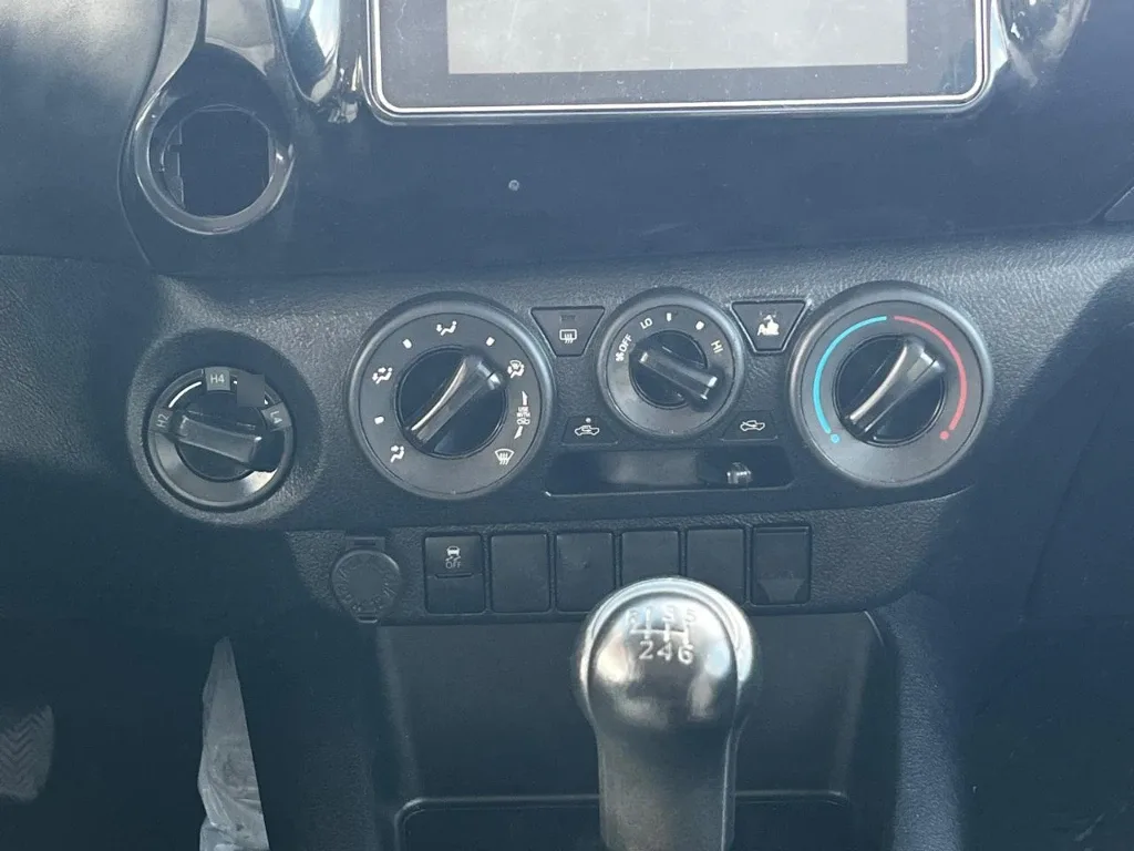 Toyota Hilux Dc 4x4 2.4 D Dx Mt año 2023