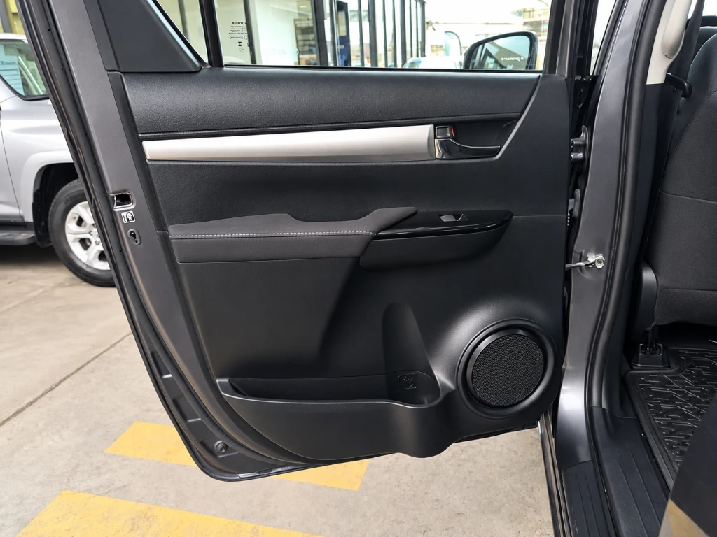 Toyota Hilux 2.4 Sr Diesel 4x2 Dob. Cab. Mt 4p año 2024
