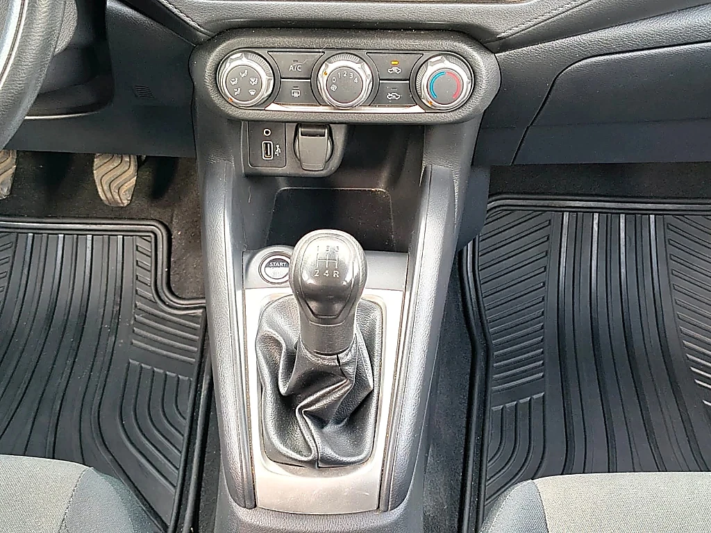 Nissan Versa 1.6 Sense 4x2 Mt 4p año 2025