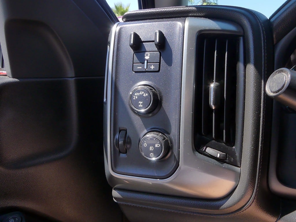 Chevrolet Silverado 5.3 Ltz 4wd Cc Dob Cab At 4p año 2019