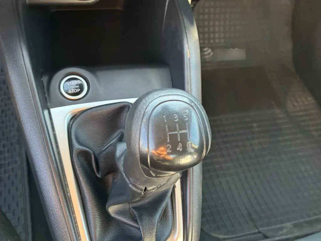Nissan Versa 1.6 Sense 4x2 Mt 4p año 2025
