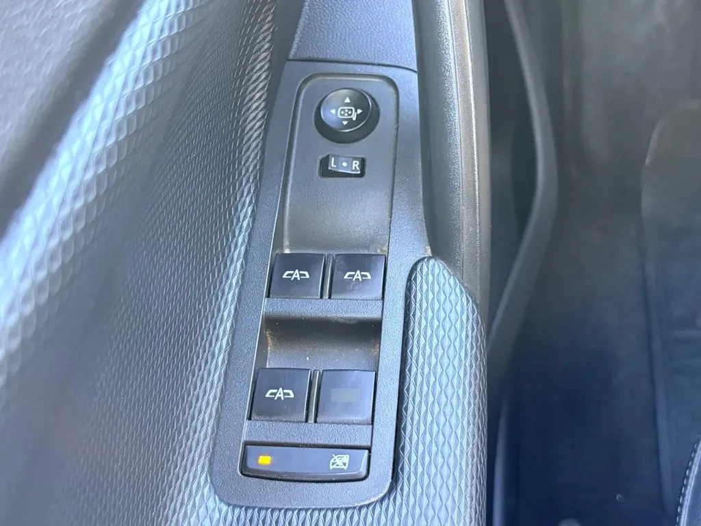 Chevrolet Tracker 1.2t Ltz R 4x2 At 5p año 2025