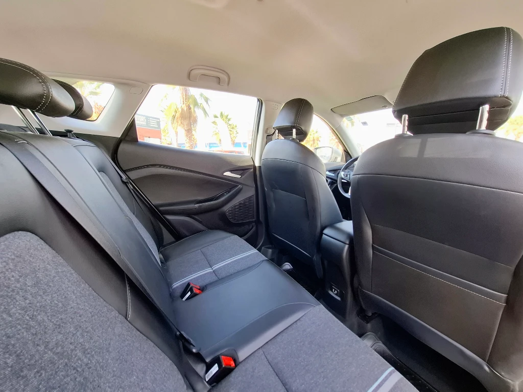 Chevrolet Tracker 1.2t Ltz R 4x2 At 5p año 2025