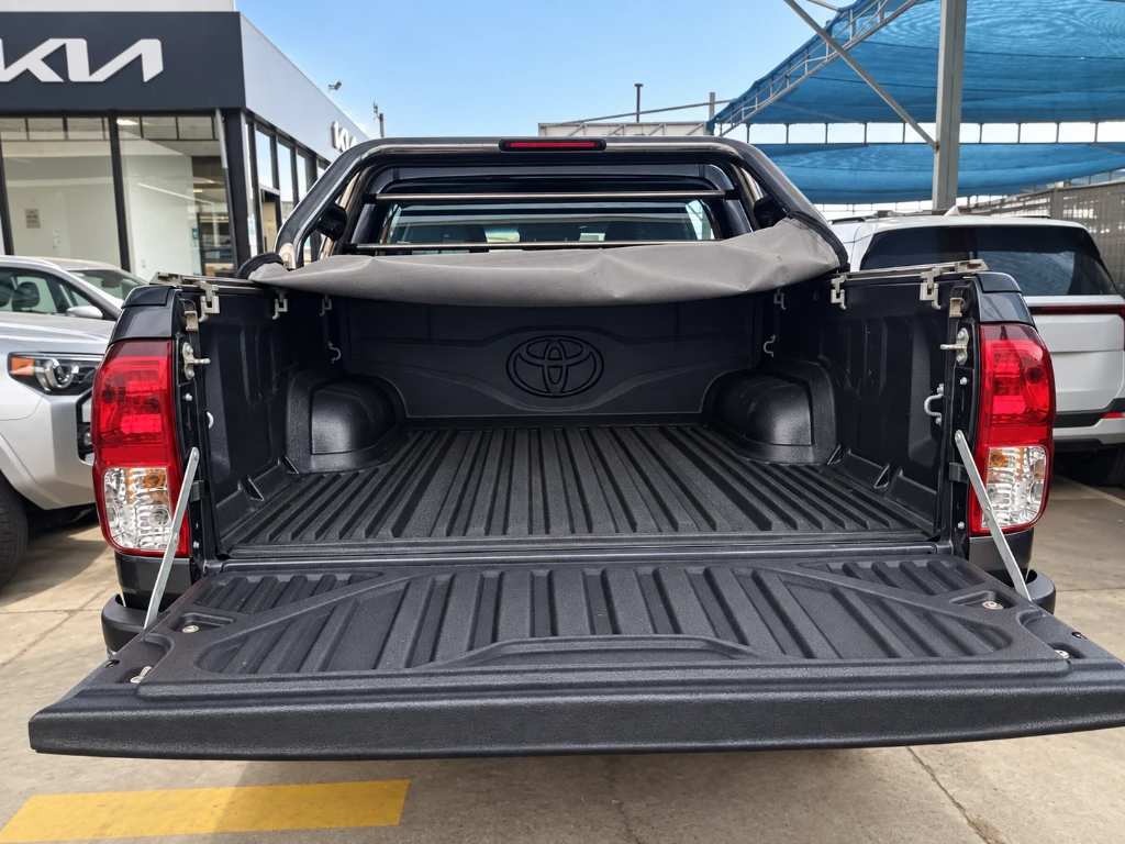 Toyota Hilux 2.4 Sr Diesel 4x2 Dob. Cab. Mt 4p año 2024