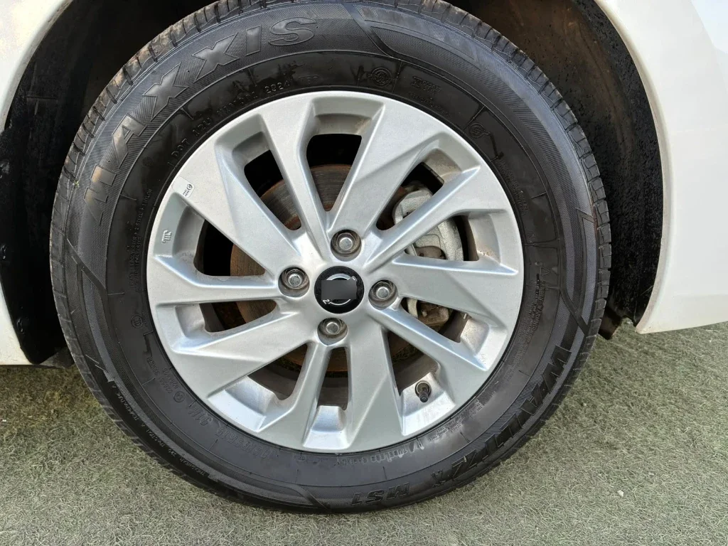 Nissan Versa 1.6 Sense 4x2 Mt 4p año 2025