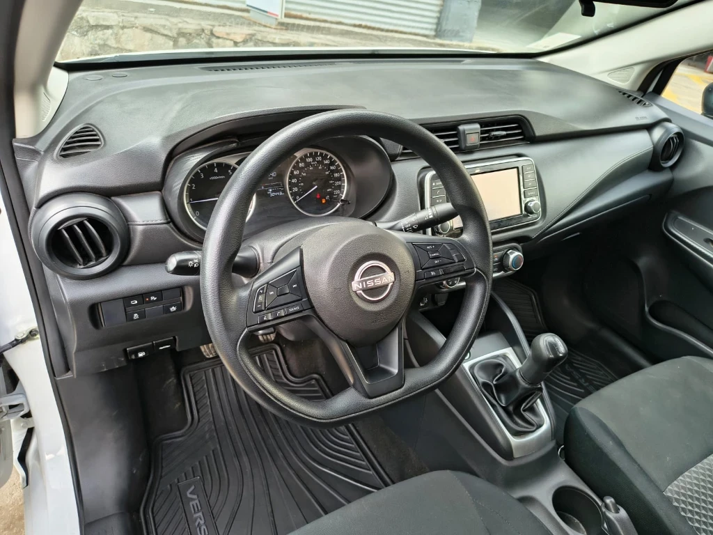 Nissan Versa 1.6 Sense 4x2 Mt 4p año 2025