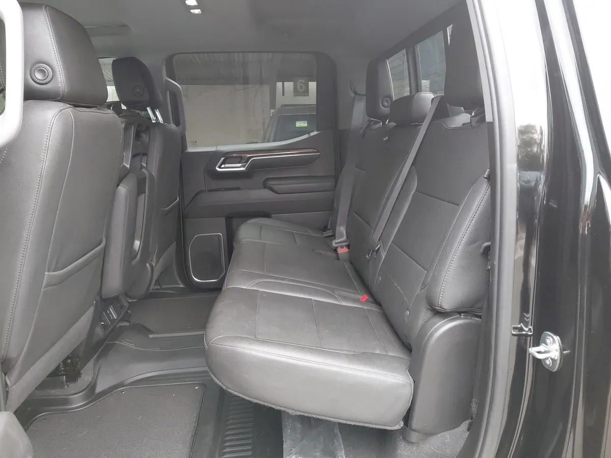 Chevrolet Silverado 5.3 Lt Trail Boss Z71 4x4 At 4p año 2023