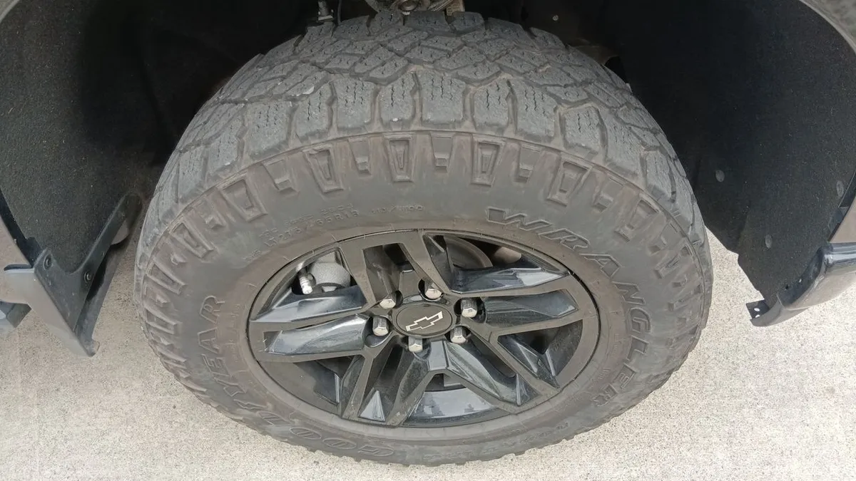 Chevrolet Silverado 5.3 Lt Trailboss Z71 4x4 At 4p año 2021