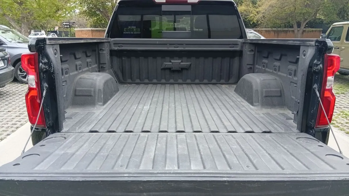 Chevrolet Silverado 5.3 Lt Trailboss Z71 4x4 At 4p año 2021