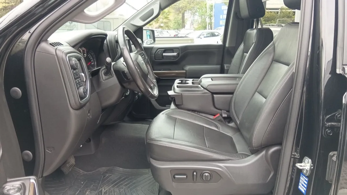 Chevrolet Silverado 5.3 Lt Trailboss Z71 4x4 At 4p año 2021