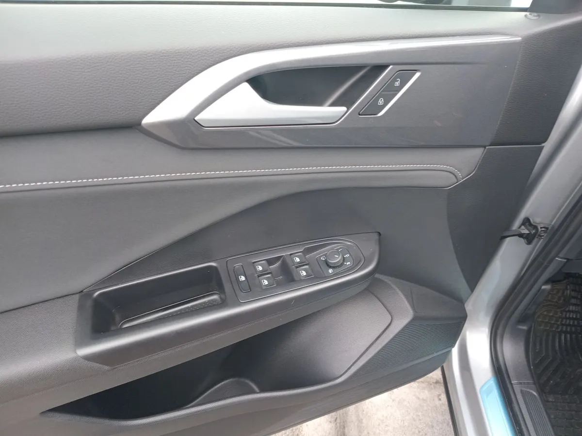 Volkswagen Taos 1.4 Tsi Highline 4x2 At 5p año 2025