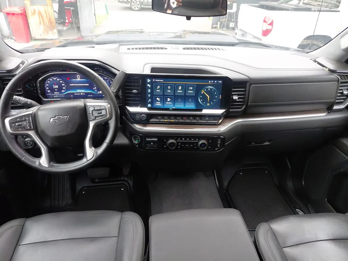 Chevrolet Silverado 5.3 Lt Trail Boss Z71 4x4 At 4p año 2023