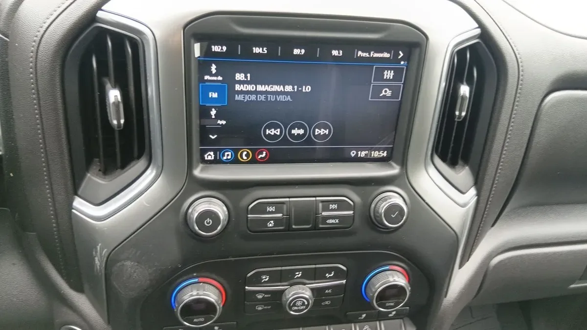 Chevrolet Silverado 5.3 Lt Trailboss Z71 4x4 At 4p año 2021
