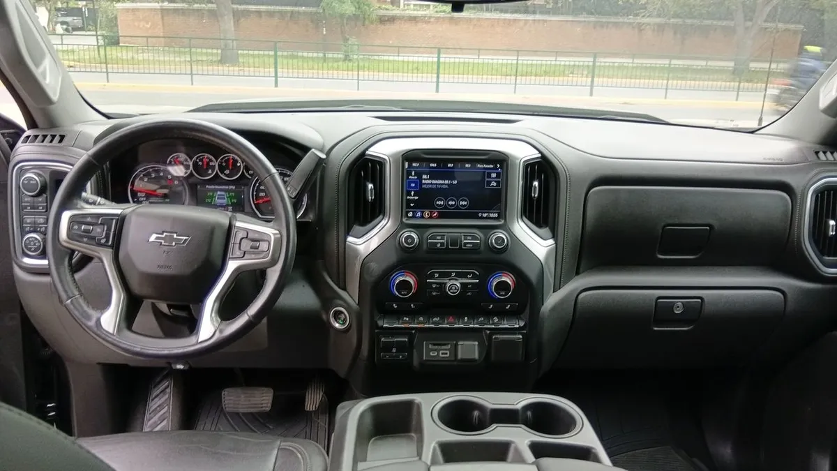Chevrolet Silverado 5.3 Lt Trailboss Z71 4x4 At 4p año 2021