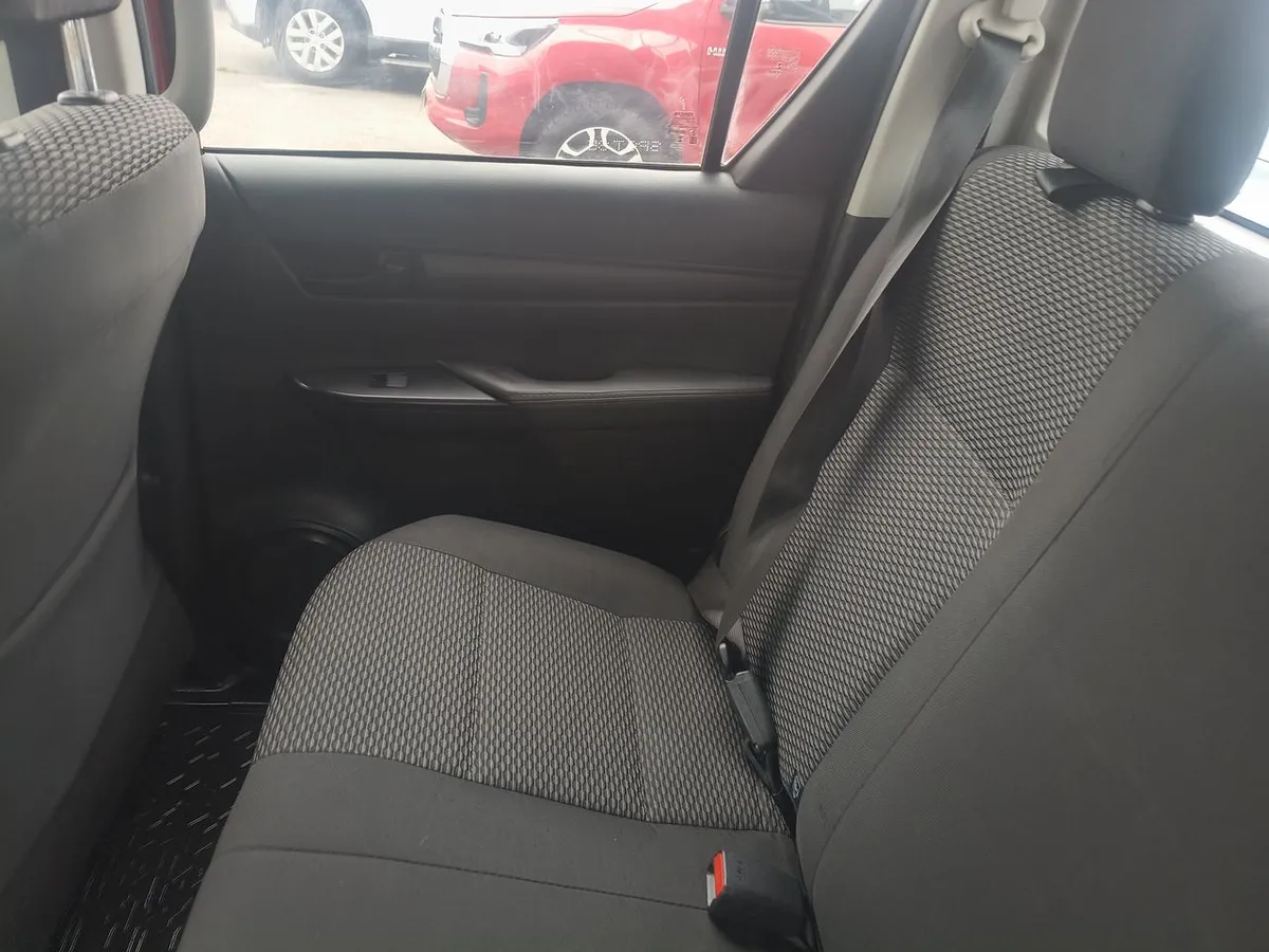 Toyota Hilux 2.4 Dx Diesel 4x4 Dob. Cab. 7ab Mt 4p año 2023