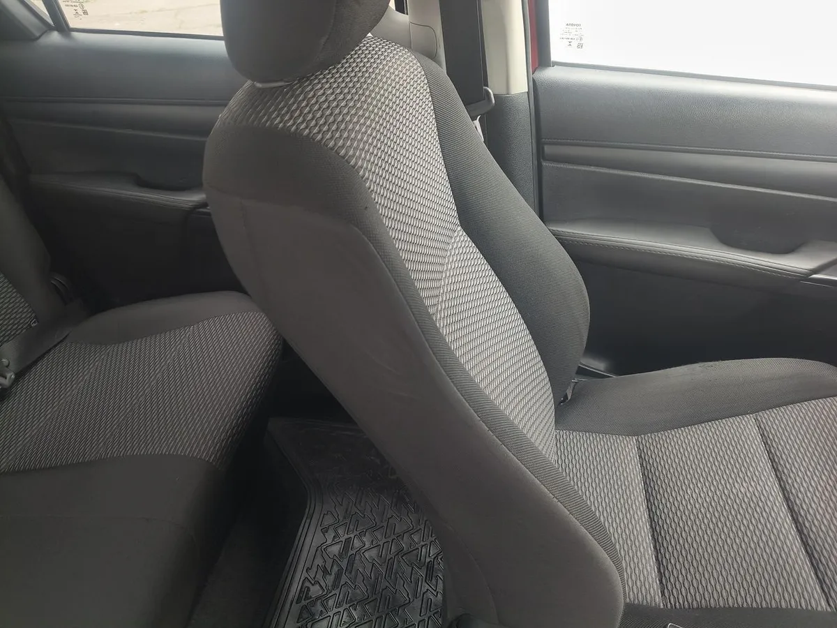 Toyota Hilux 2.4 Dx Diesel 4x4 Dob. Cab. 7ab Mt 4p año 2023