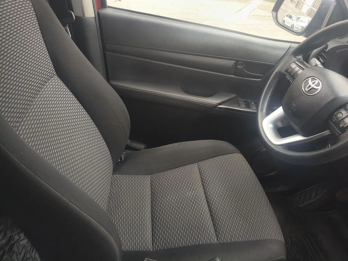 Toyota Hilux 2.4 Dx Diesel 4x4 Dob. Cab. 7ab Mt 4p año 2023